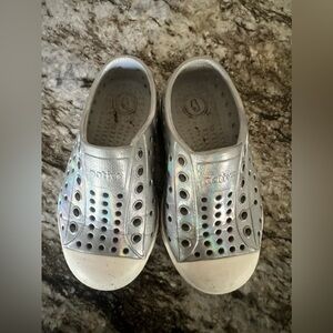 Native Shoes in holographic silver in toddler girls size 7